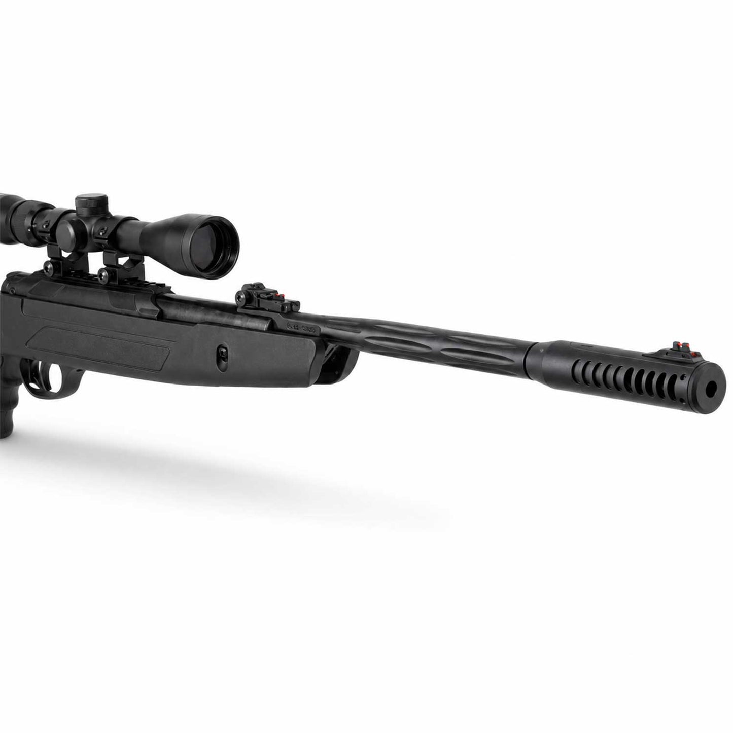 Rifle Air Tact Hatsan 6mm se muestra acercamiento del cañón y la punta frontal del rifle, apreciando su diseño alargado y acabado en color negro.