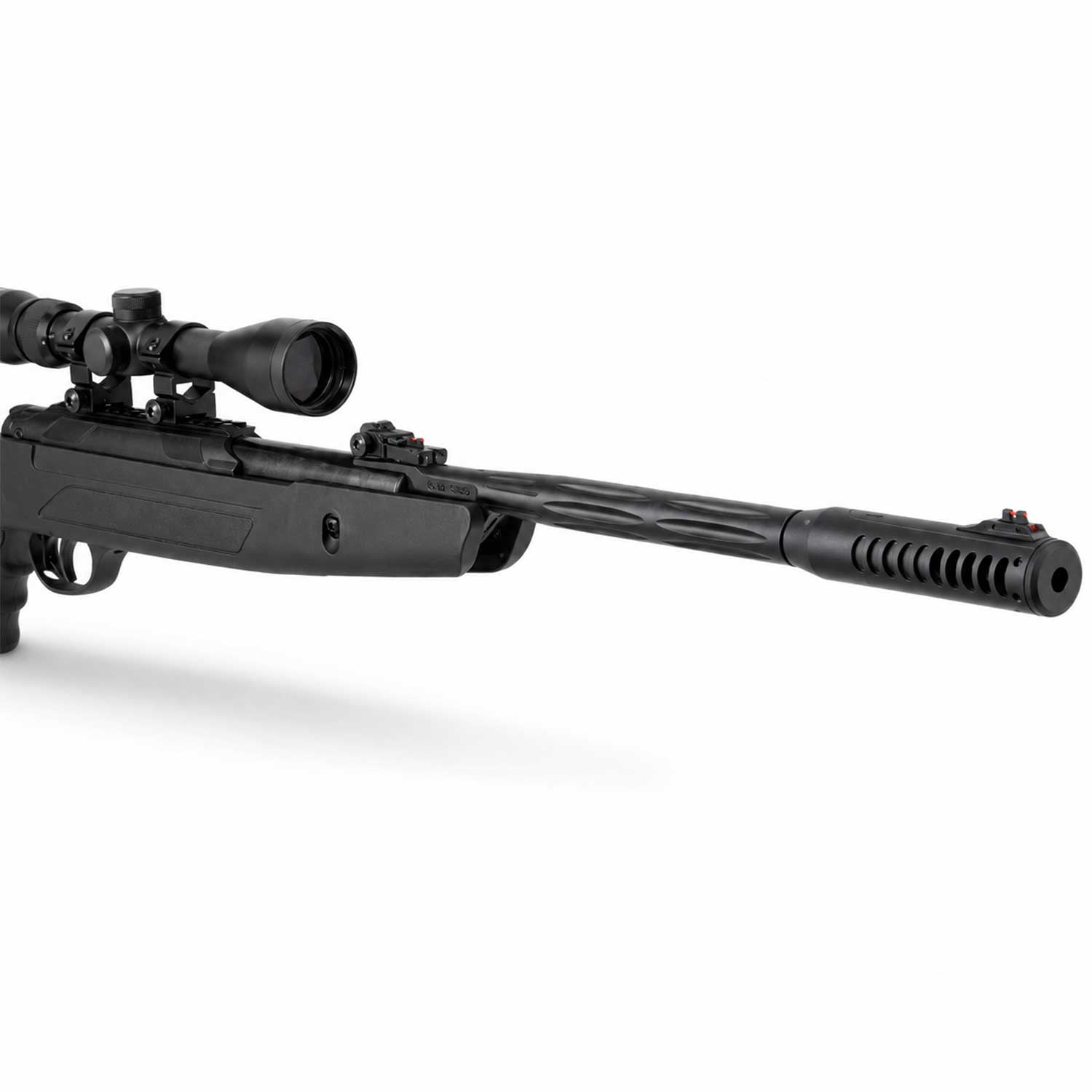 Rifle Air Tact Hatsan 6mm se muestra acercamiento del cañón y la punta frontal del rifle, apreciando su diseño alargado y acabado en color negro.