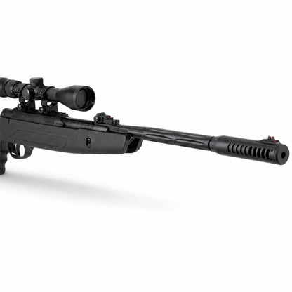 Rifle Air Tact Hatsan 6mm se muestra acercamiento del cañón y la punta frontal del rifle, apreciando su diseño alargado y acabado en color negro.