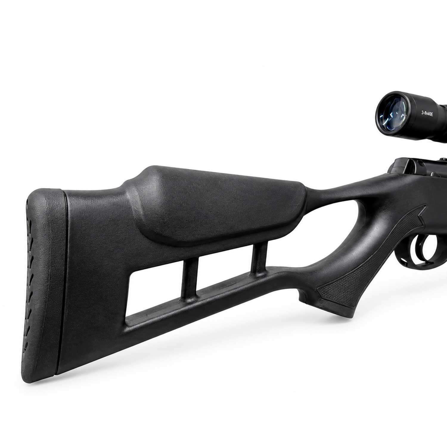 Se muestra el Rifle Hatsan Edge en vista lateral con señalamientos de sus principales características como culata texturizada, fibra óptica y mira telescópica.