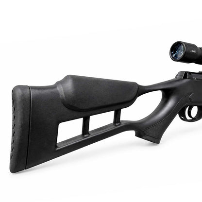 Se muestra el Rifle Hatsan Edge en vista lateral con señalamientos de sus principales características como culata texturizada, fibra óptica y mira telescópica.