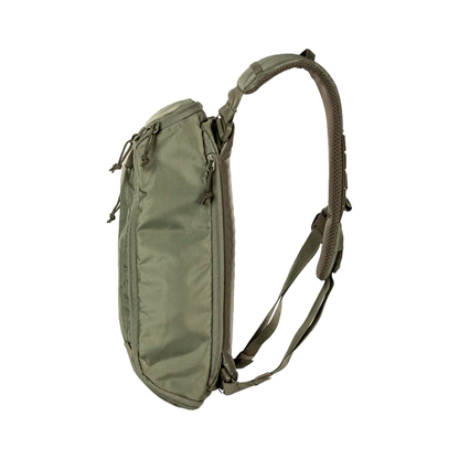 Perfil lateral de la Mochila Tactica Skyweight 10L Sage Green 5.11 mostrando su diseño delgado y correas ajustables para mayor comodidad.