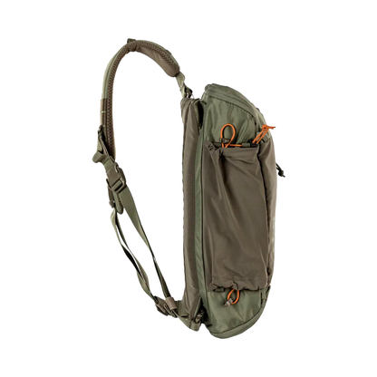 Vista en ángulo de la Mochila Tactica Skyweight 10L Sage Green 5.11 destacando su bolsillo frontal con cierre y diseño compacto.
