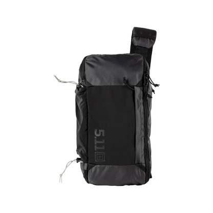 Vista frontal de la Mochila Tactica Skyweight 10L Volcanic 5.11 en color negro con logo visible, perfecta para uso militar o urbano.