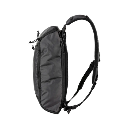 Perfil lateral de la Mochila Tactica Skyweight 10L Volcanic 5.11 mostrando su diseño delgado y correa ajustable tipo bandolera.