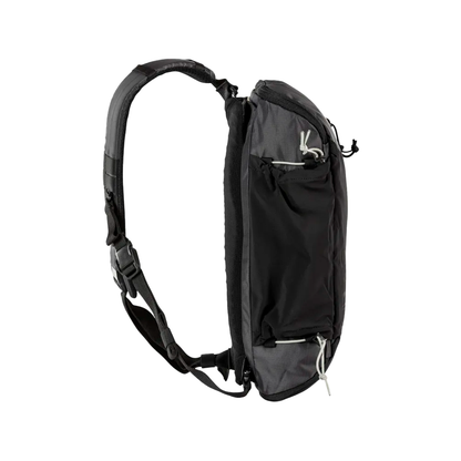 Vista lateral opuesta de la Mochila Tactica Skyweight 10L Volcanic 5.11 destacando su estructura ergonómica y bolsillos laterales.