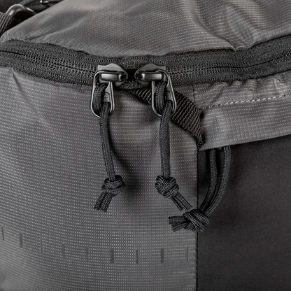 Detalle de los cierres dobles con cordones resistentes de la Mochila Tactica Skyweight 10L Volcanic 5.11 para mayor seguridad.