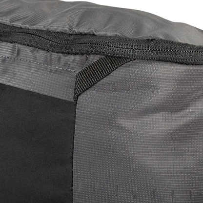 Primer plano del tejido resistente y costuras reforzadas de la Mochila Tactica Skyweight 10L Volcanic 5.11 para uso intensivo.