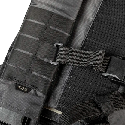 Detalle del sistema MOLLE en la correa de la Mochila Tactica Skyweight 10L Volcanic 5.11 para accesorios tácticos adicionales.