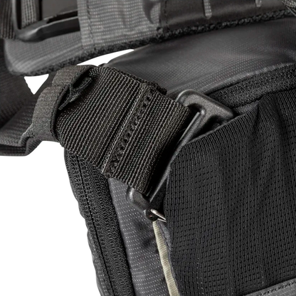 Hebilla de liberación rápida y correa ajustable de la Mochila Tactica Skyweight 10L Volcanic 5.11 para ajuste seguro y cómodo.