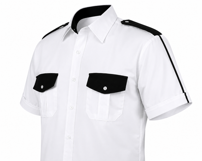 Se muestra camisa manga corta de seguridad privada en foto de perfil, ideal para observar su caída, corte y estilo profesional.
