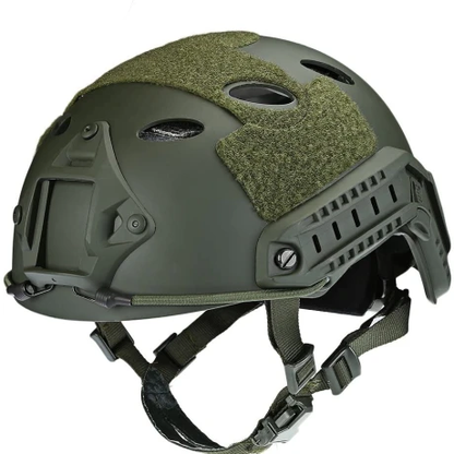 Casco Táctito Fast de Polímero Ligero Porta Accesorios verde con sistema de ventilación y rieles para accesorios. Perfecto para juegos de Airsoft.